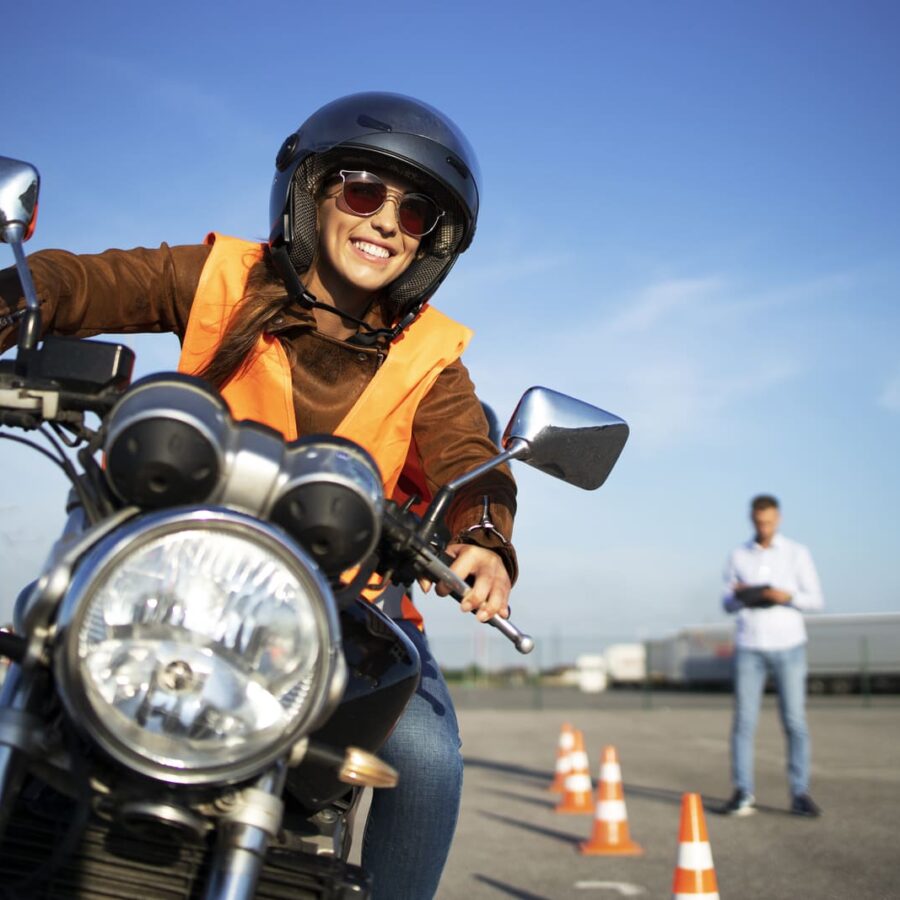 Mujer conduciendo una motocicleta